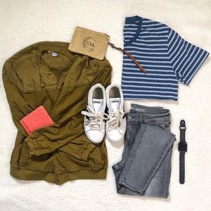 Old Navy blue/white stripped v-neck tee, small
